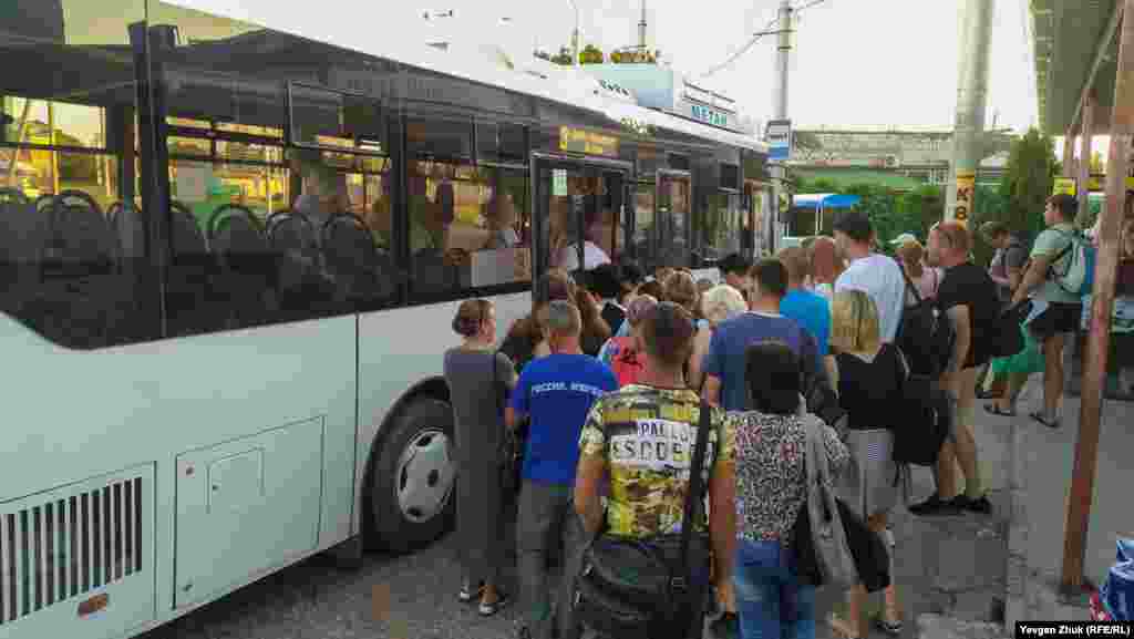 Avtobusqa kirüv yerinde adamlar istimayi mesafege riayet etmey&nbsp;