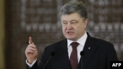 Президент України Петро Порошенко під час виступу у Бухаресті. 21 квітня 2016 року 