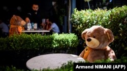 Veliki plišani medvjedi podsjećaju na mjere fizičke distance u Prištini, 23. juli, 2020. 