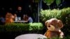 Veliki plišani medved kao mera poštovanja fizičke distance u jednom kafiću u Prištini, 23. jul
