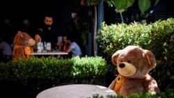 Veliki plišani medved kao mera poštovanja fizičke distance u jednom kafiću u Prištini, 23. jul