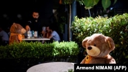Veliki plišani medved kao mera poštovanja fizičke distance u jednom kafiću u Prištini, 23. jul