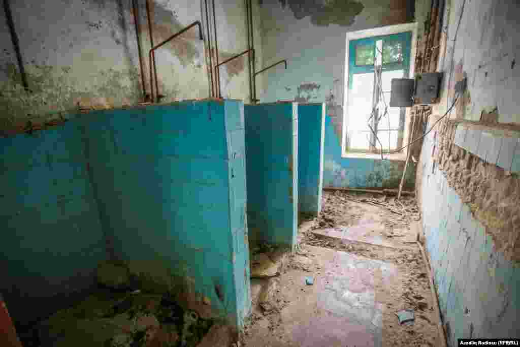 Evin birinci mərtəbəsində xəstələr üçün ayrılmış ümumi hamam