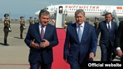 Президент Узбекистана Шавкат Мирзияев (слева) встречает в аэропорту президента Кыргызстана Алмазбека Атамбаева, декабрь 2016 года.