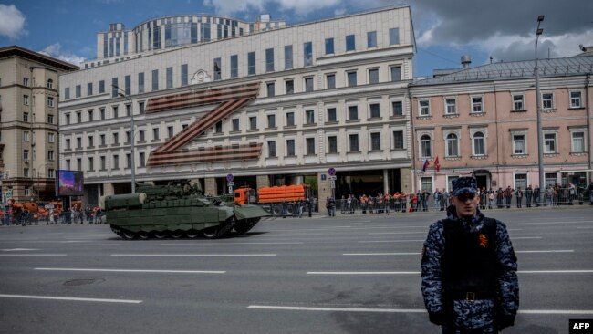 Москва, перед генеральною репетицією військового параду, 7 травня 2025 року. На будівлі літера Z: символ російської агресії проти України під час великої війни, виконаних у кольорах «георгіївської стрічки» – символу попереднього етапу агресії, 2014-2021 років