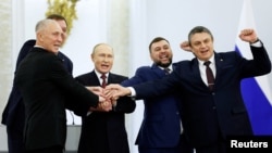 Руският президент Владимир Путин с назначените от Русия лидери на окупационните власти в Донецка, Луганска, Херсонска и Запорожка област