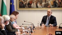 По-рано тази седмица Радев проведе среща с членовете на ЦИК, на която председателката ѝ Камелия Нейкова заяви, че комисията има техническа възможност да обезпечи избори 2 в 1