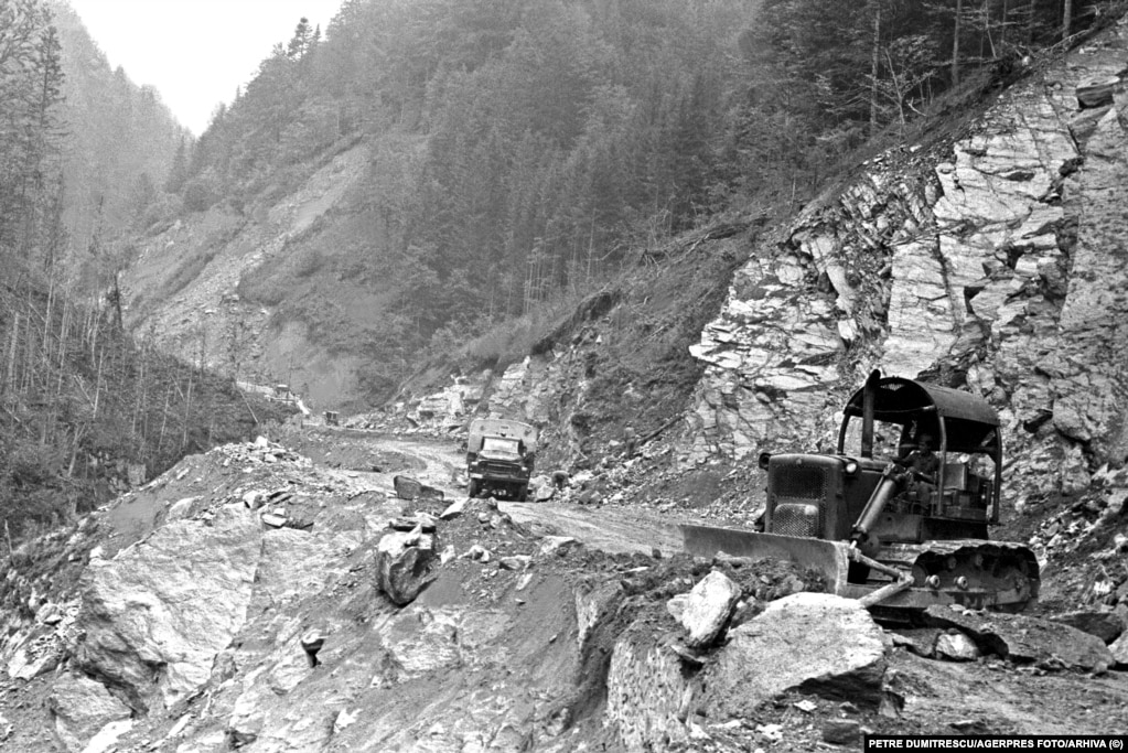 A section of the Transfagarasan photographed during its construction in 1971