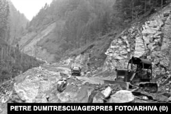 O secțiune a Transfăgărășanului fotografiată în timpul construcției sale în 1971