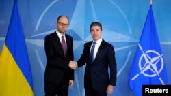 Прем’єр-міністр України Арсеній Яценюк і генеральний секретар НАТО Андерс Расмуссен, Брюссель, 6 березня 2014 року