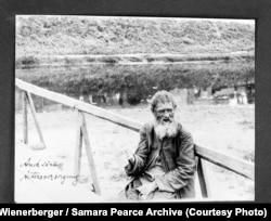 O altă fotografie făcută Wienerberger inedită până acum. Cu titlul caustic „Un plan de pensii alternativ”, imaginea arată un bărbat în vârstă cerșind pe un pod din Harkov în 1932.