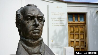 Busti i Ibrahim Rugovës qëndron pranë muzeut "Shtëpia e Pavarësisë Dr.Ibrahim Rugova".