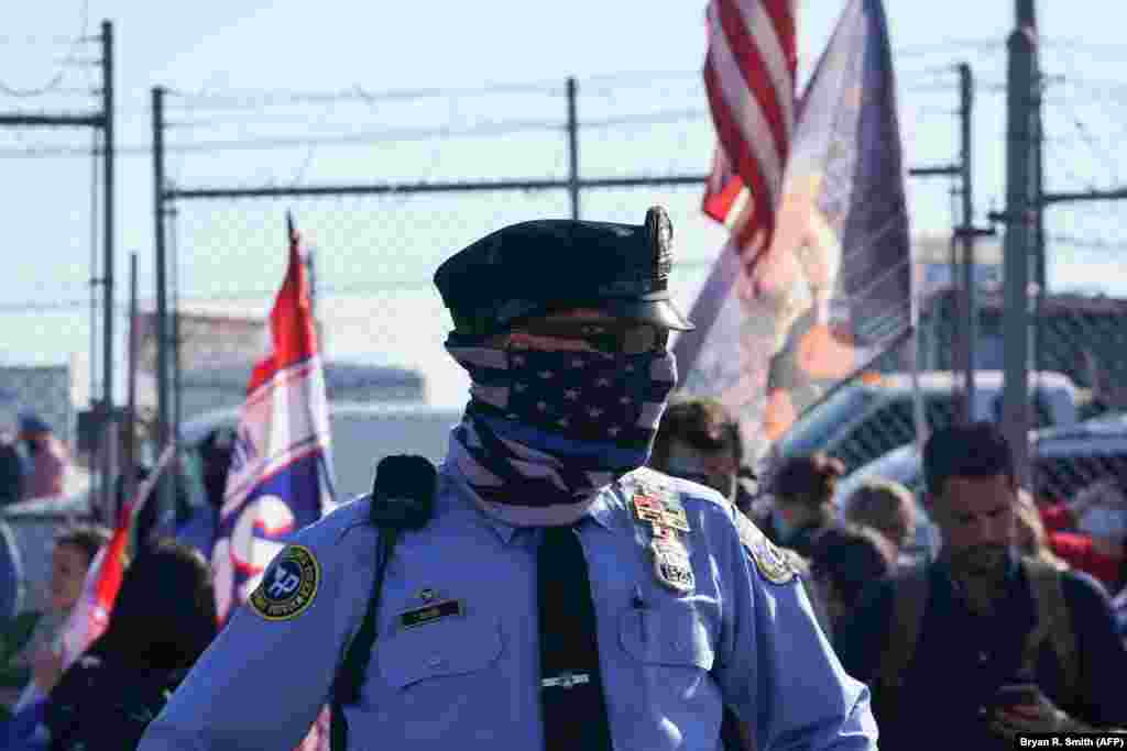 Rendőr Trump támogatói között Philadelphiában.&nbsp; &nbsp;