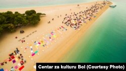 Boljani na Zlatnom ratu su šarenim ručnicima za plažu napisali veliko „Zauzeto!“, kao poruku onima koji žele po partijskoj liniji poklanjati njihovo obiteljsko srebro