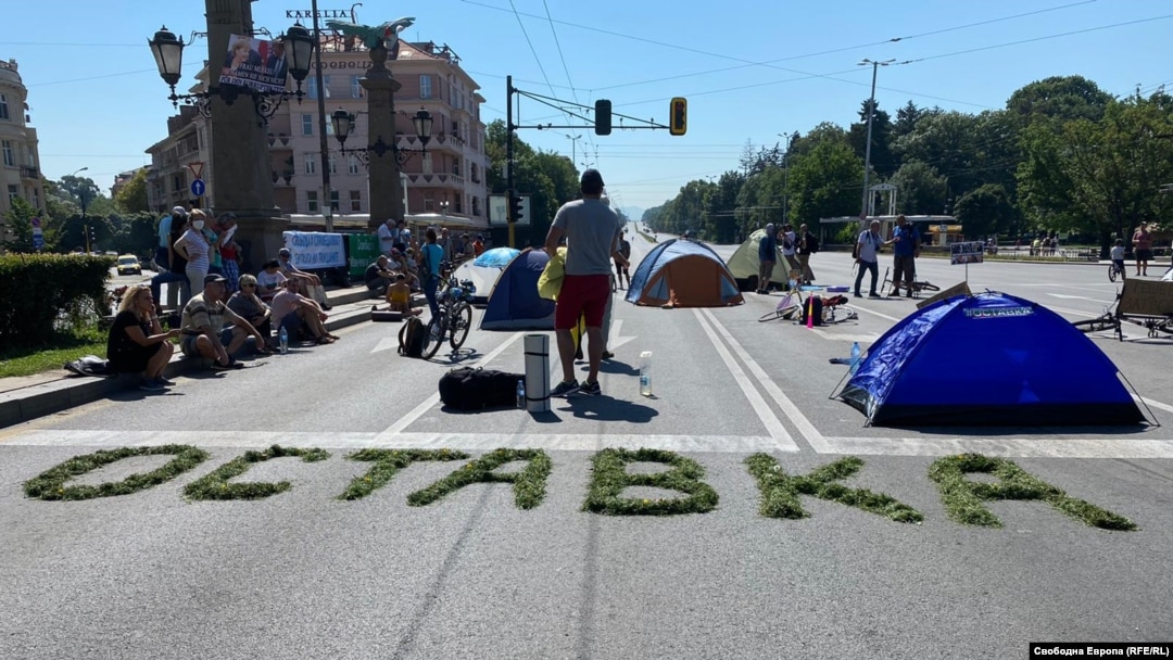 В четвъртък на Орлов мост се появи палатков лагер. Хората в него са част от протеста срещу правителството и главния прокурор Иван Гешев и твърдят, че ще останат там до техните оставки