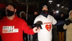 Mbështetës të Lëvizjes Vetëvendosje duke festuar në Prishtinë.