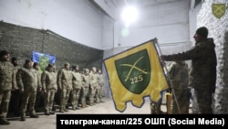 Головнокомандувач ЗСУ Олександр Сирський приїхав на фронт, щоб нагородити військовослужбовців, зокрема бійців 225-го ОШП. Фото оприлюднене у соцмережах полку 3 січня 2025 року