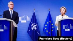 Președinta Comisiei Europene, Ursula von der Leyen, și secretarul general NATO, Jens Stoltenberg