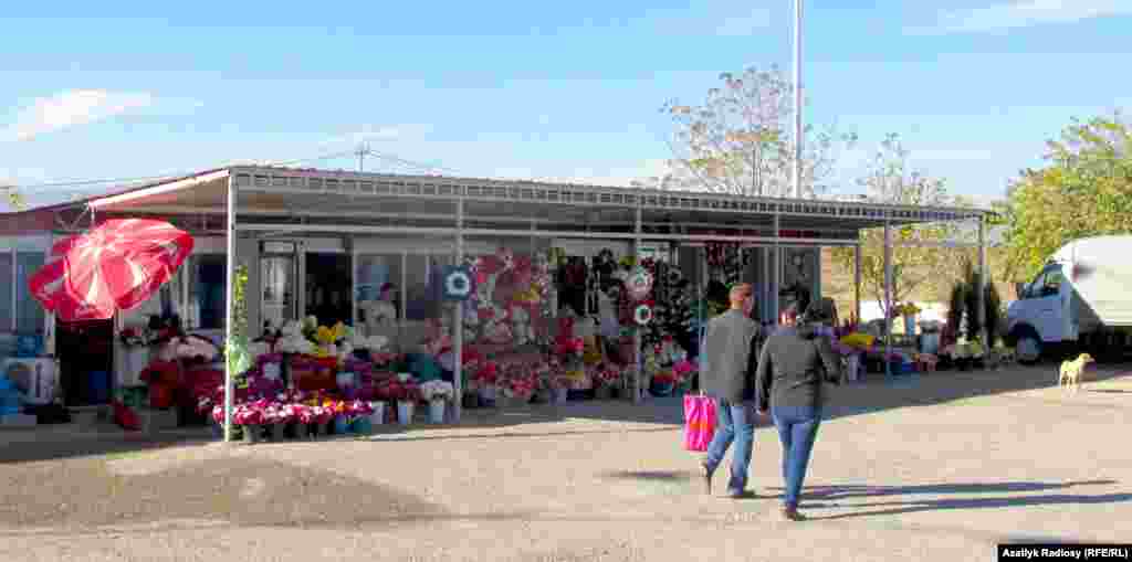 Çoganlyda gurnalan gül bazary.
