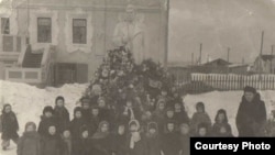 Дети у памятника Сталину. Енисейск. 1940-е годы