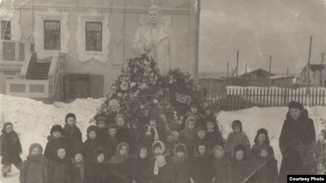 Дети у памятника Сталину. Енисейск. 1940-е годы