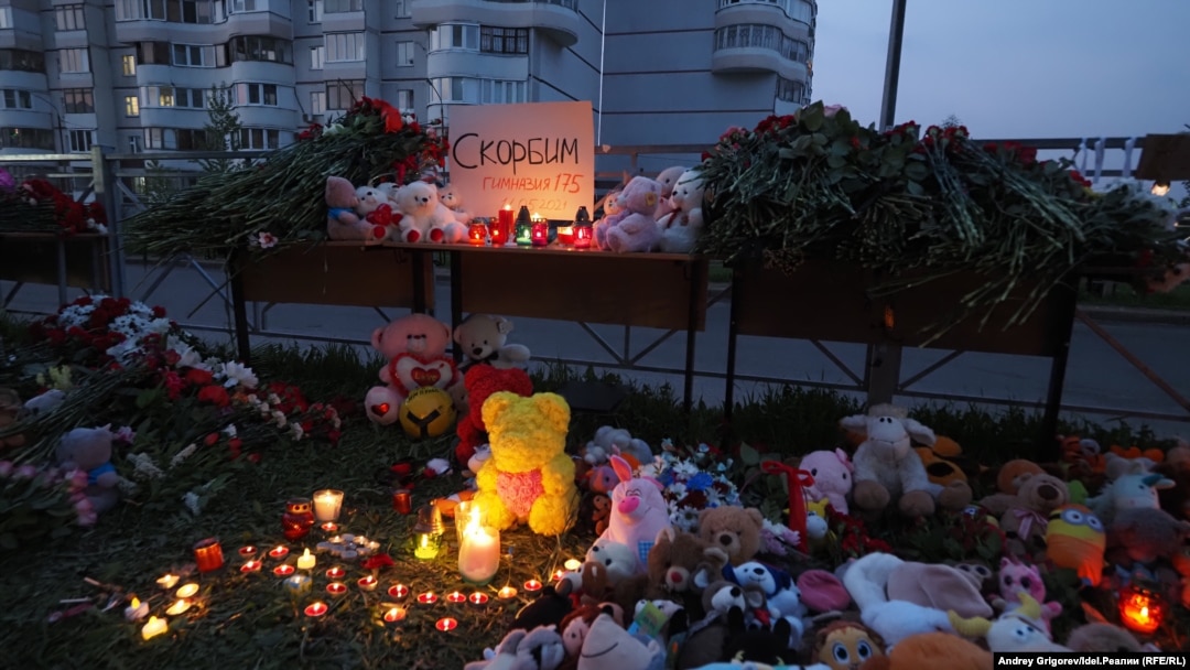 Мемориал у гимназии №175 в Казани, 11 мая 2021 года 