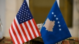 Flamuri amerikan përkrah atij kosovar.