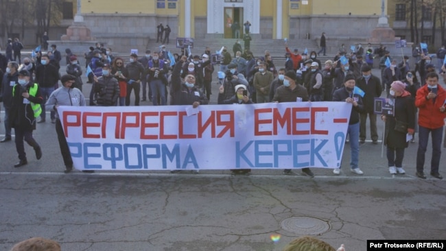 Алматыдағы митингіде саяси реформа мен саяси тұтқындарды босатуды талап етті