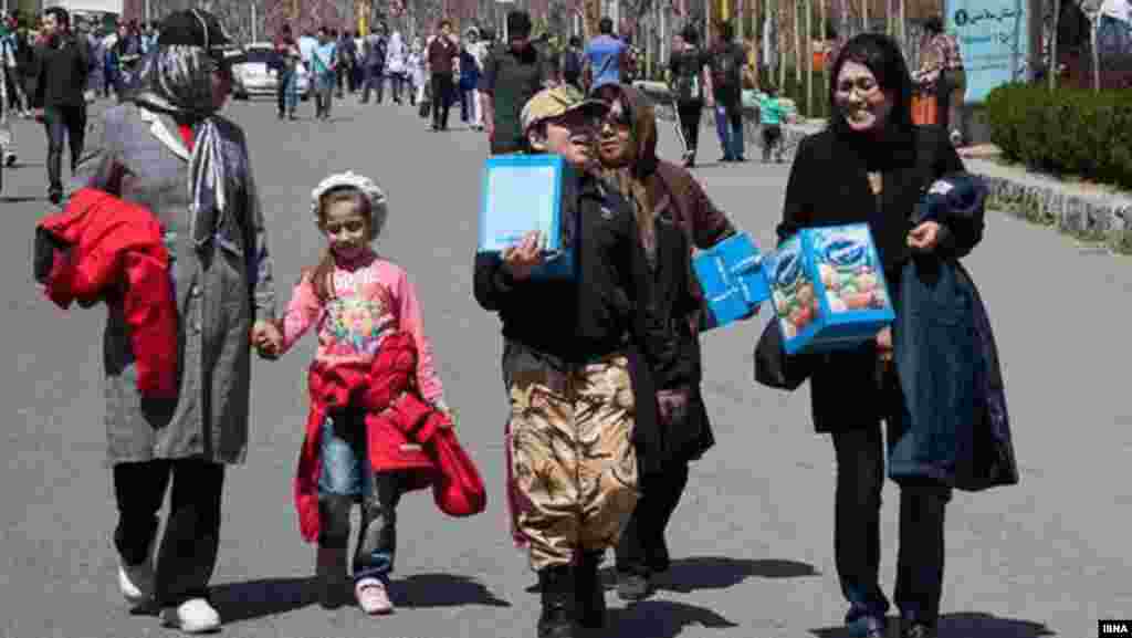 Иран. Матери с детьми возвращаются домой с большими коробками мороженого