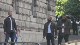 Vlladimir Vuçetiq, i akuzuar për sulmin në Banjskë, në protestën në Beograd, më 28 qershor 2025.