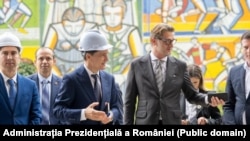 Nicușor Dan, președintele României, alături de ambasadorul român în R. Moldova, Cristian Leon Țurcanu și ministrul de externe Mihai Popșoi, vizitează Teatrul ,,Bogdan Petriceicu Hașdeu’’ din Cahul, lucrare la care România a contribuit financiar.