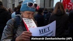 Russiýalylar pensiýa reformasyna garşy protest geçirýärler.