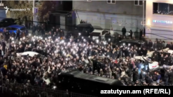 «Ուժեղ Հայաստան»-ի համակիրները դատարանի մոտ, Երևան, 17-ը ապրիլի, 2026թ.