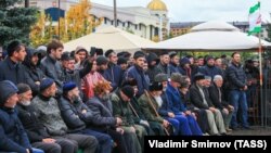 Участники митинга на центральной площади Алания против принятия соглашения об установлении административной границы между Ингушетией и Чеченской республикой