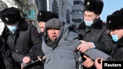 Полицейские задерживают мужчину на месте анонсированного оппозиционными группами протеста в день парламентских выборов. Алматы, 10 января 2021 года