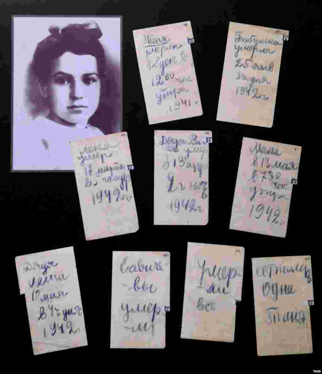 Pagini din jurnalul lui Tanya Savicheva, o fată care a relatat moartea - unul câte unul - a celor șase membri ai familiei ei în timpul asediului de la Leningrad. Prima pagină (în stânga sus) marchează moartea surorii sale Zhenya pe &bdquo;28 decembrie la prânz, 1941.&quot; Pe ultimele două pagini din dreapta jos scrie: &bdquo;Toți sunt morți ... Doar Tanya a rămas&rdquo;. A murit la scurt timp după aceea, de tuberculoză intestinală.