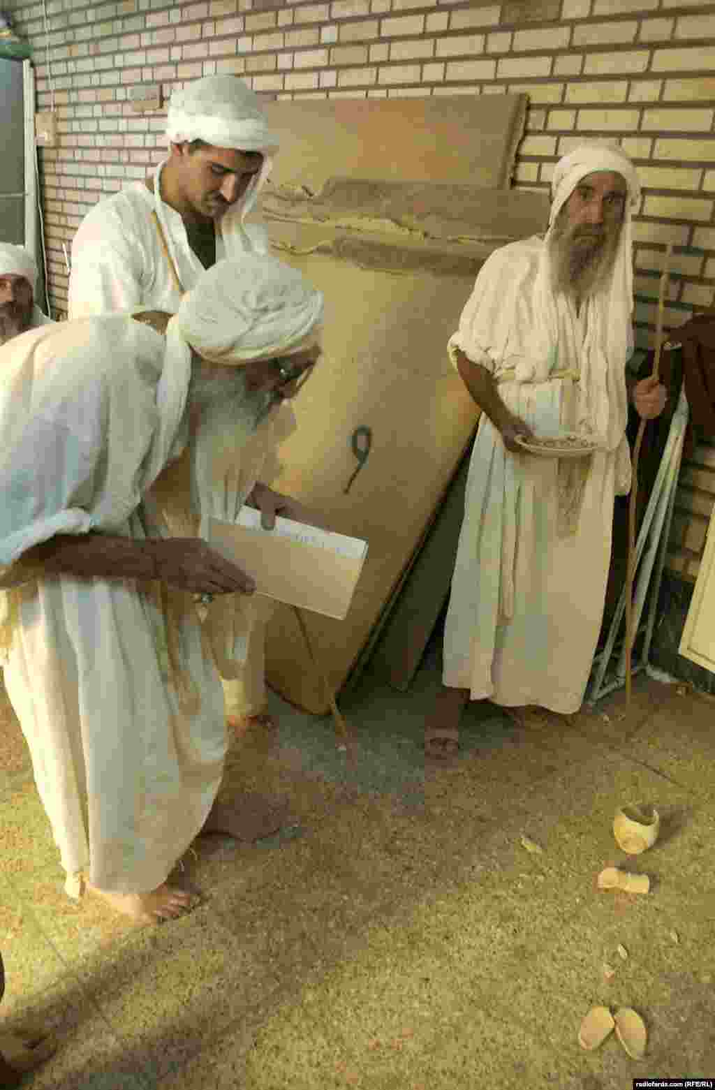 هرکس در دین مندایی بتواند به درجه بالای تعلیمات دینی برسد و بر متون دینی تسلط کامل پیدا کند به مقام گنزورا (شیخ) می&zwnj;رسد.