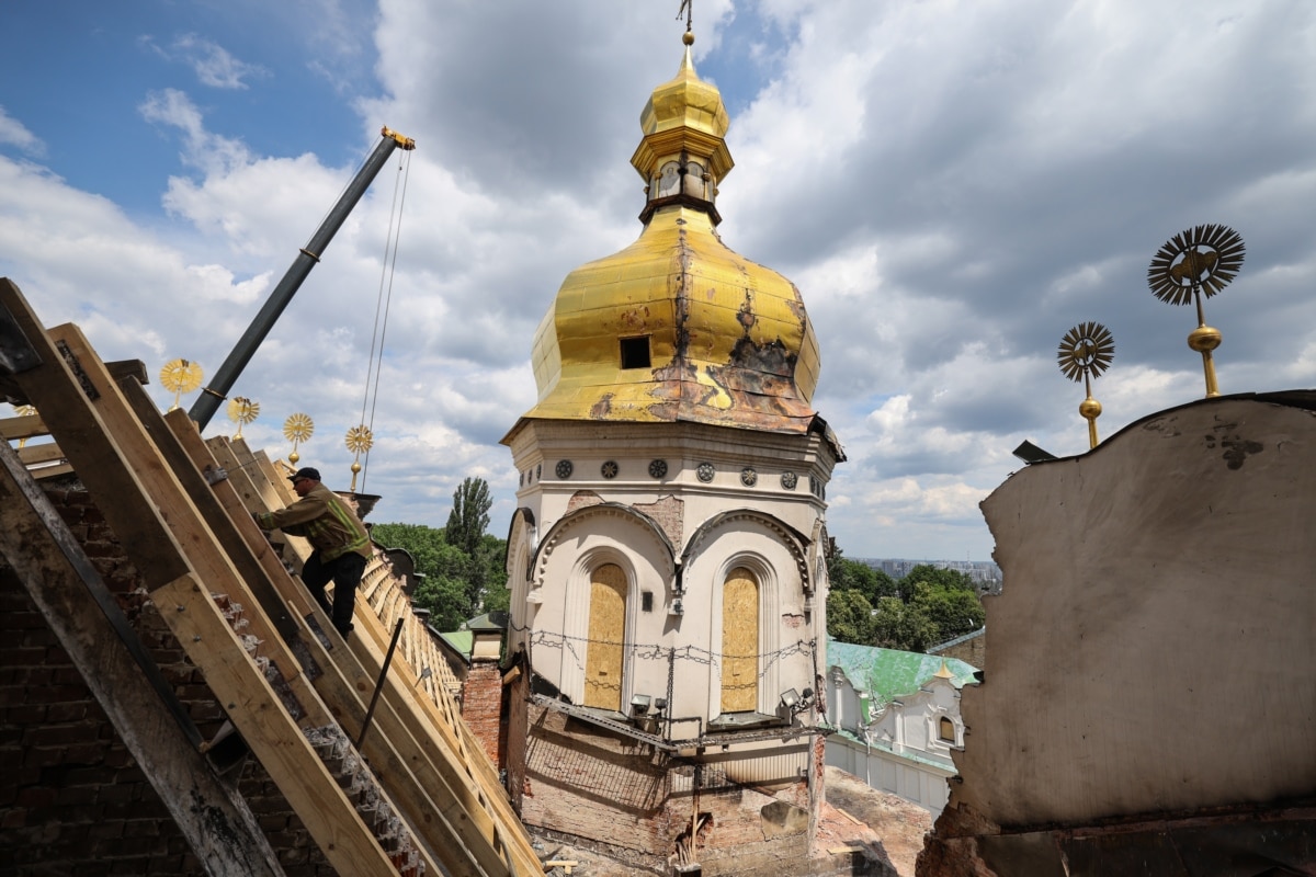 До робіт залучені, зокрема, рятувальники столичного гарнізону, а також Київської, Черкаської, Рівненської та Одеської областей