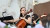 O violoncelistă repetă înaintea concertului de deschidere a festivalului &bdquo;Promenada Operei&rdquo;.