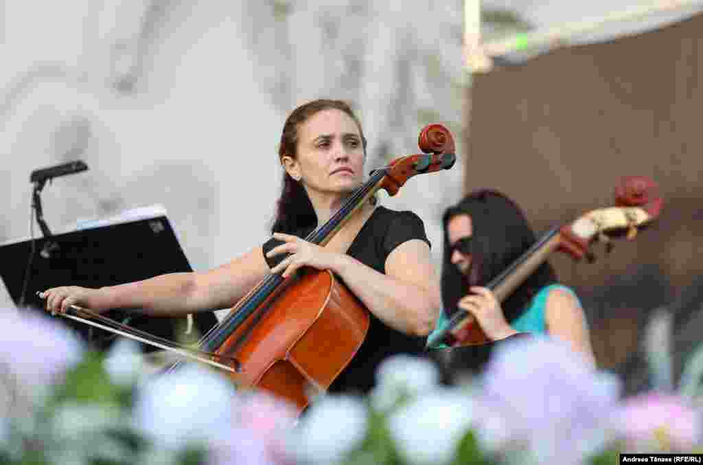 O violoncelistă repetă înaintea concertului de deschidere a festivalului &bdquo;Promenada Operei&rdquo;.