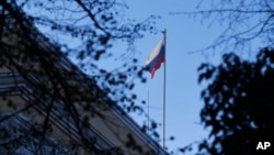 The Russian flag flies over the Moscow's embassy in Bucharest. (file photo)