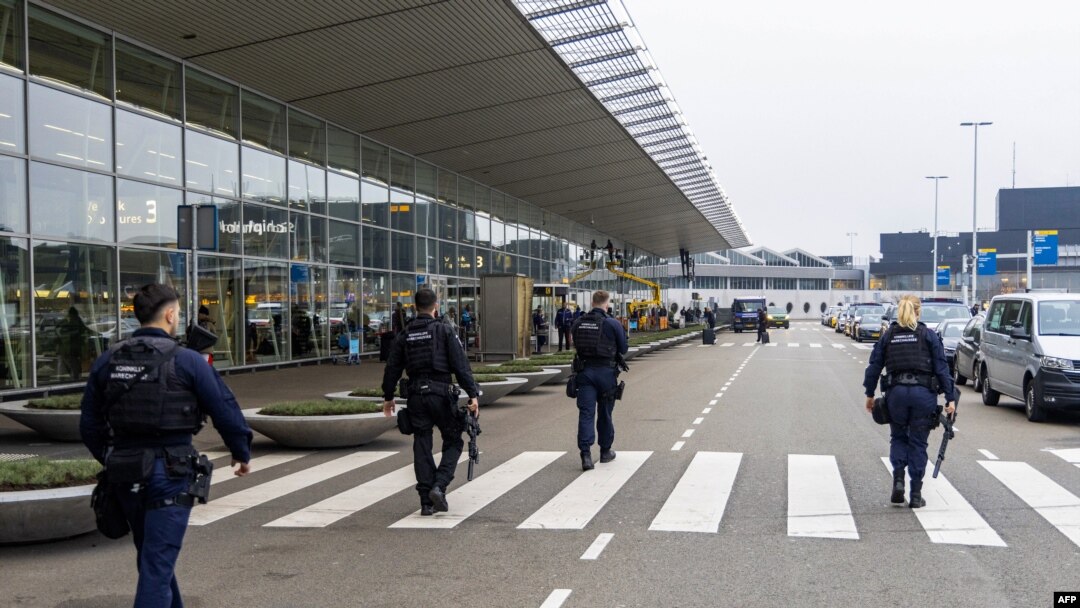 Polițiști militari păzesc intrarea de la aeroportul Schipol din Amsterdam, după violențele împotriva fanilor israelieni.