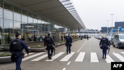 Polițiști militari păzesc intrarea de la aeroportul Schipol din Amsterdam, după violențele împotriva fanilor israelieni.