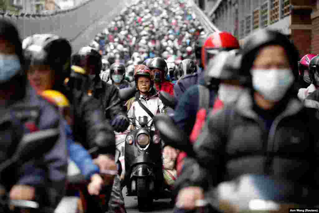 Commuters during morning rush hour in Taipei (Reuters/Ann Wang)