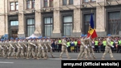 Moldowam esgerleri Kiýewde paraddan geçýär.