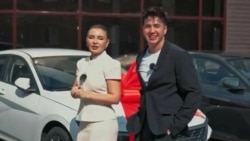 "Заңсыз лотерея ұйымдастырды" деп айыпталған блогерлер Ерболат Жанәбілов пен Эльмира Төлегенова. (Лотерея жарнамасы жайлы видеодан скриншот)