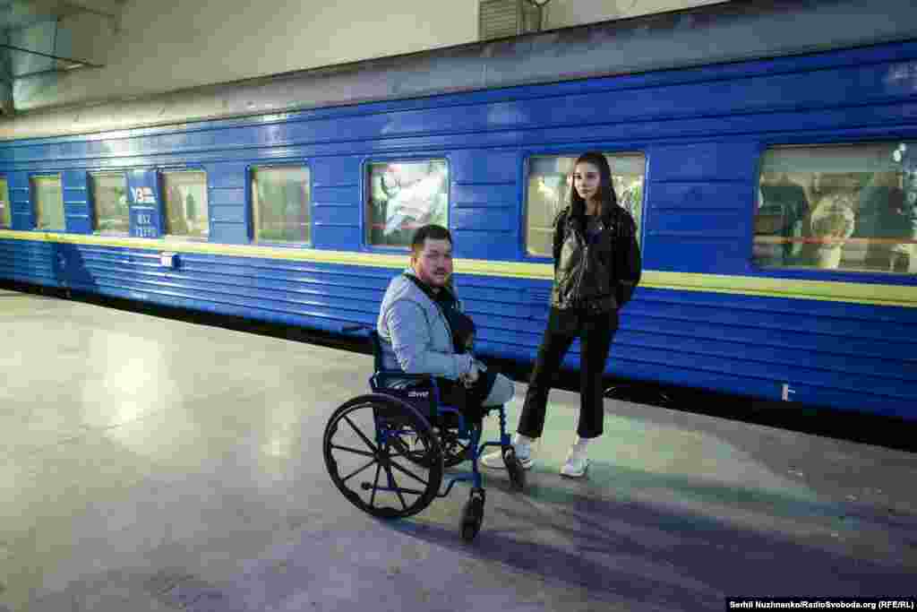 На пероні біля евакуаційного потяга «Укрзалізниці» – Олег Симороз – активіст, правозахисник, ветеран. Київ, 12 березня 2026 року.У 2022 році після початку повномасштабного вторгнення Росії Олег Симороз пішов на фронт. Того ж року він отримав важке поранення на Донеччині. Олега тоді евакуювали в реанімаційному вагоні потяга.12 березня 2026 року – четверта річниця відтоді, як у рейс вирушили перші медичні вагони, створені «Укрзалізницею», щоб рятувати людей