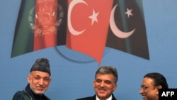 Turkey -- President Abdullah Gul (C) with his Pakistani and Afghan counterparts Asif Ali Zardari (R) and Hamid Karzai pose after their joint press conference in Istanbul, 01Nov2011