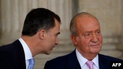 Fostul rege al Spaniei Juan Carlos și fiul său Felipe, care a fost încoronat astăzi