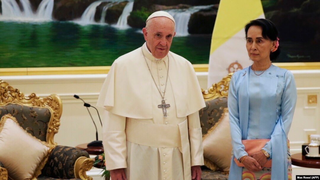 Papa Francis (solda) Aung San Suu Kyi ilə görüşdə, 28 
